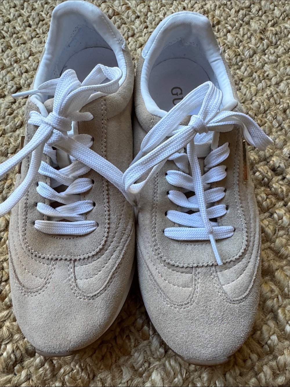 Guess Women’s Joggin Lace-Up Retro Jogger Sneaker. Size 7
